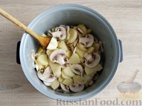 Фото приготовления рецепта: Тушеная картошка с грибами (в мультиварке) - шаг №6