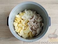 Фото приготовления рецепта: Тушеная картошка с грибами (в мультиварке) - шаг №4
