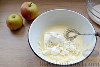 Фото приготовления рецепта: Творожные пирожки с яблоками (в мультиварке) - шаг №4