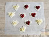 Фото приготовления рецепта: Слоёные пирожки "Сердечки" с яблоками и вишнями - шаг №9