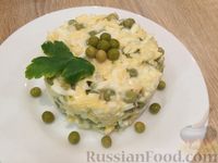 Фото к рецепту: Салат из сыра с зеленым горошком