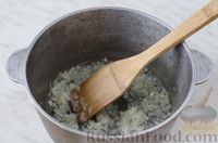 Фото приготовления рецепта: Капустняк с фасолью и колбасками - шаг №4