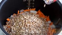 Фото приготовления рецепта: Перловая каша с грибами в мультиварке - шаг №6
