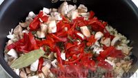 Фото приготовления рецепта: Перловая каша с грибами в мультиварке - шаг №7
