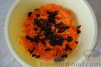 Фото приготовления рецепта: Слоёный салат "Любовница" со свеклой, морковью и сыром - шаг №5