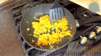 Фото приготовления рецепта: Запечённая скумбрия в духовке, фаршированная морковью и луком - шаг №7