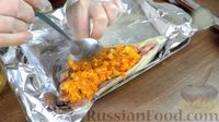 Фото приготовления рецепта: Запечённая скумбрия в духовке, фаршированная морковью и луком - шаг №8