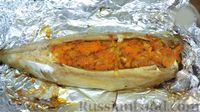 Фото приготовления рецепта: Запечённая скумбрия в духовке, фаршированная морковью и луком - шаг №10