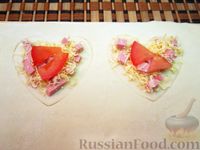 Фото приготовления рецепта: Закуска "Сердечки" с колбасой, сыром и помидорами - шаг №11