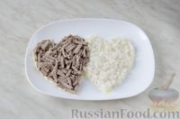 Фото приготовления рецепта: Слоёный салат "Два сердца" с мясом и рыбой - шаг №16