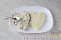 Фото приготовления рецепта: Слоёный салат "Два сердца" с мясом и рыбой - шаг №17