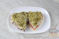 Фото приготовления рецепта: Слоёный салат "Два сердца" с мясом и рыбой - шаг №20