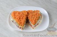 Фото приготовления рецепта: Слоёный салат "Два сердца" с мясом и рыбой - шаг №21
