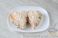 Фото приготовления рецепта: Слоёный салат "Два сердца" с мясом и рыбой - шаг №22