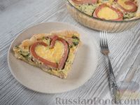 Фото к рецепту: Пирог из слоеного теста, с сердечками из сосисок