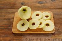 Фото приготовления рецепта: Сырники, тушенные с яблоками, в сметанном соусе - шаг №5
