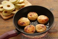 Фото приготовления рецепта: Сырники, тушенные с яблоками, в сметанном соусе - шаг №6