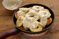 Фото приготовления рецепта: Сырники, тушенные с яблоками, в сметанном соусе - шаг №8