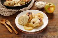 Фото приготовления рецепта: Сырники, тушенные с яблоками, в сметанном соусе - шаг №10