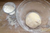 Фото приготовления рецепта: Дрожжевой пирог "Хот-дог" с сосисками и сыром - шаг №6