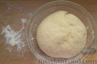 Фото приготовления рецепта: Дрожжевой пирог "Хот-дог" с сосисками и сыром - шаг №9