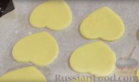Фото приготовления рецепта: Печенье "Валентинки" с вареной сгущенкой и орехами - шаг №7
