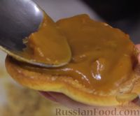 Фото приготовления рецепта: Печенье "Валентинки" с вареной сгущенкой и орехами - шаг №9