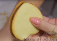 Фото приготовления рецепта: Печенье "Валентинки" с вареной сгущенкой и орехами - шаг №10