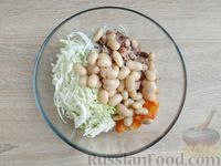 Фото приготовления рецепта: Салат из пекинской капусты с фасолью и сельдью - шаг №7