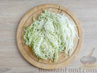 Фото приготовления рецепта: Салат из пекинской капусты с фасолью и сельдью - шаг №2
