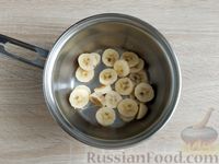 Фото приготовления рецепта: Молочный коктейль с бананом и шоколадом - шаг №3