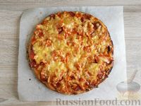 Фото приготовления рецепта: Дрожжевая пицца с колбасой, помидорами и сыром - шаг №13