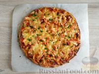 Фото приготовления рецепта: Дрожжевая пицца с колбасой, помидорами и сыром - шаг №14