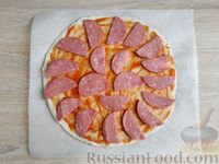 Фото приготовления рецепта: Дрожжевая пицца с колбасой, помидорами и сыром - шаг №8