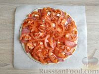 Фото приготовления рецепта: Дрожжевая пицца с колбасой, помидорами и сыром - шаг №11