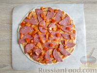 Фото приготовления рецепта: Дрожжевая пицца с колбасой, помидорами и сыром - шаг №9