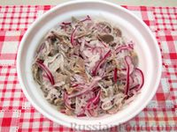 Фото приготовления рецепта: Салат из редьки, лука и куриных желудков - шаг №7
