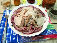 Фото к рецепту: Салат из редьки, лука и куриных желудков
