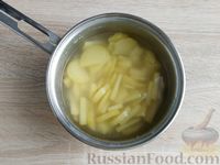 Фото приготовления рецепта: Картофельные блины с зеленью - шаг №4