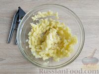 Фото приготовления рецепта: Картофельные блины с зеленью - шаг №6