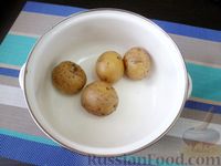 Фото приготовления рецепта: Картофельный салат с горошком и яйцами - шаг №4