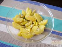 Фото приготовления рецепта: Картофельный салат с горошком и яйцами - шаг №9