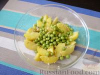 Фото приготовления рецепта: Картофельный салат с горошком и яйцами - шаг №10