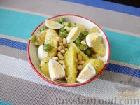 Фото приготовления рецепта: Картофельный салат с горошком и яйцами - шаг №11