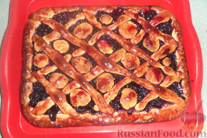 Пирог из песочного теста с ягодами и сметанной заливкой
