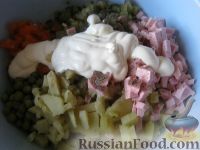 Фото приготовления рецепта: Салат "Оливье советский" - шаг №11