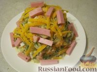 Фото приготовления рецепта: Салат с колбасой "Необычный" - шаг №13