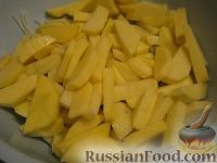 Фото приготовления рецепта: Скумбрия с картофелем, запеченные под майонезом - шаг №5