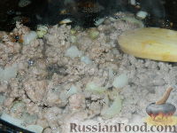 Фото приготовления рецепта: Роллы с мясом на завтрак - шаг №4