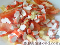Фото приготовления рецепта: Салат из крабовых палочек "Кайфовый" - шаг №6